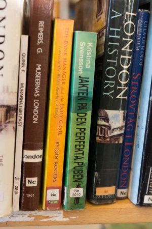 min bok på bibliotekshyllan