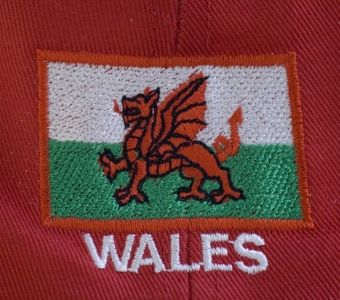 Keps med walesiskt flagga